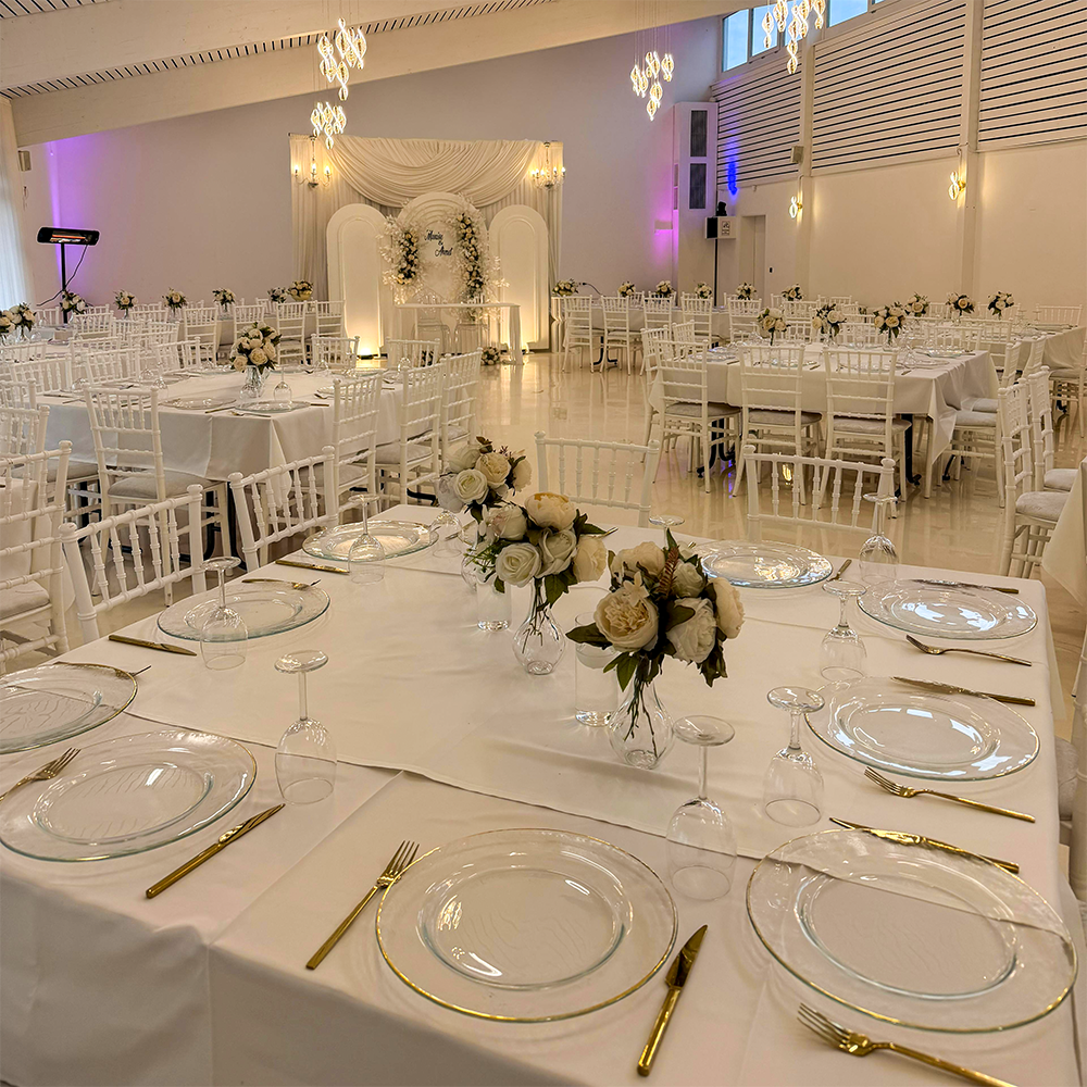 Quadratische Tische mit weißer Blumendeko